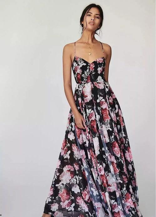 黑色花苞成人裙子视频