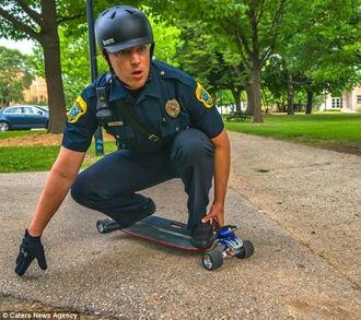 成人滑板上街视频,跟随视频领略成人滑板风采